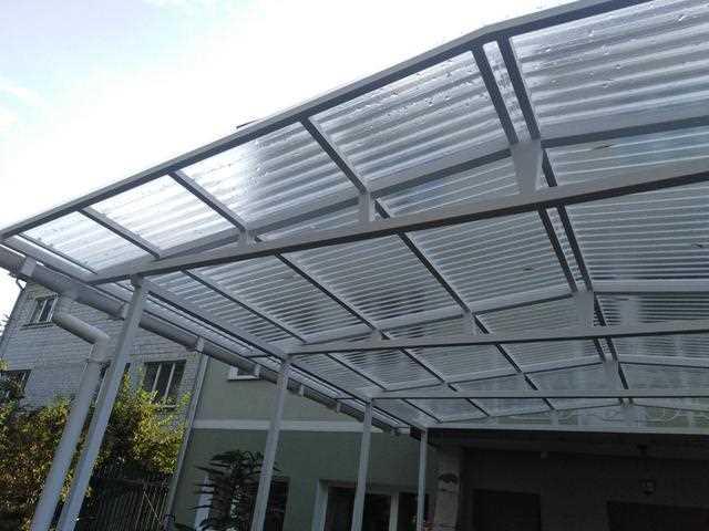 Поликарбонатная крыша: легкий и прочный материал для навесов и теплиц