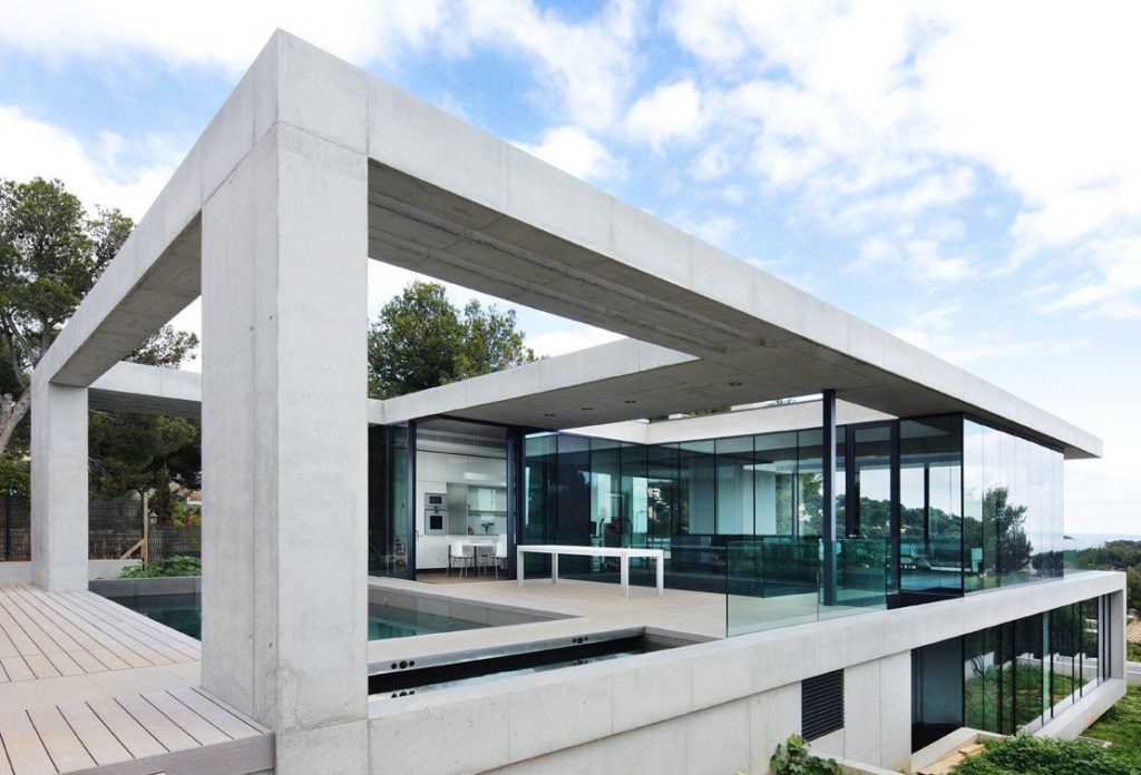 Надежность и прочность: строим дома из бетона.